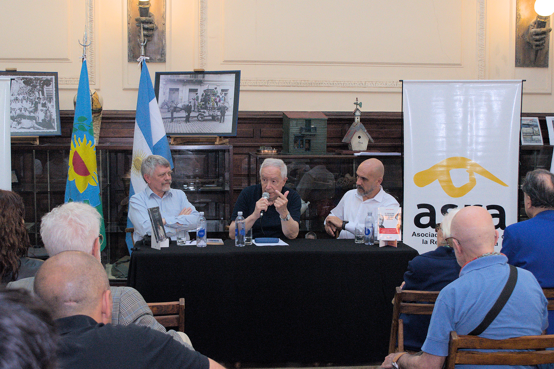 El Colegio de Sociólogos homenajeó a Juan José Sebreli y dio la bienvenida a nuevos matriculados